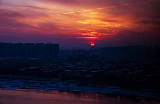 初春夕陽紅