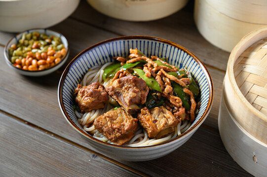 排骨肉絲米粉