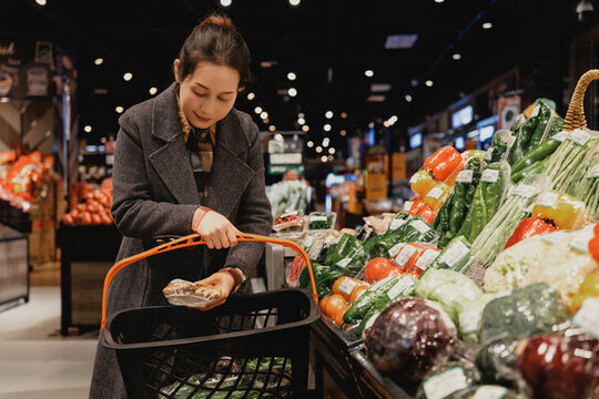 亚洲女性挑选新鲜蔬菜的经验