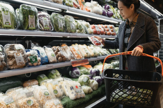 亚洲女性的超市购物新鲜蔬菜技巧