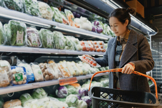 超市有机蔬菜健康生活的亚洲女性
