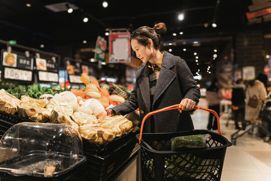 亚洲女性在超市选择健康的生活