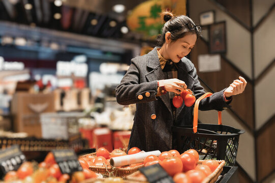 亚洲女性在超级市场的健康生活