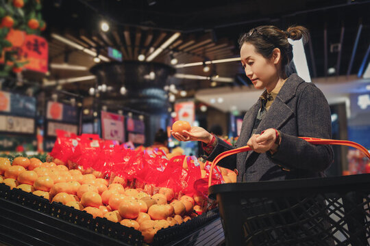 超市选择健康生活的亚洲女性