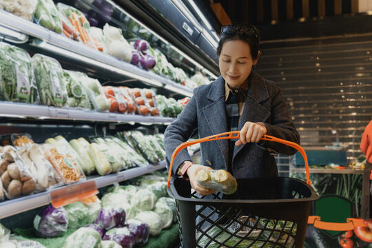 超市食材挑選的亞洲女性