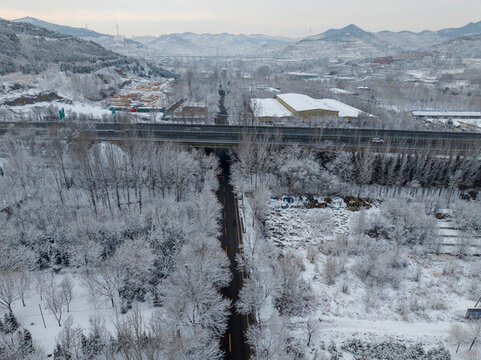 濟(jì)南彩西路雪景霧凇