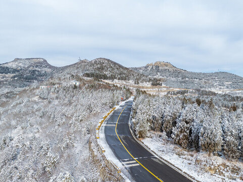 濟(jì)南彩西路雪景霧凇