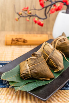 竹席中國(guó)風(fēng)背景前一盤(pán)煮熟的粽子