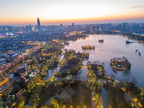 濟(jì)南大明湖夜景