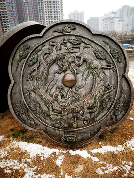 復(fù)古龍紋銅鏡