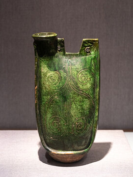 綠釉劃番草紋雙孔雞冠壺