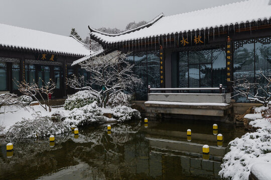 白雪覆蓋的武漢東湖梅園建筑