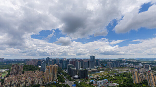 藍天白云下貴陽觀山湖區(qū)城市風光
