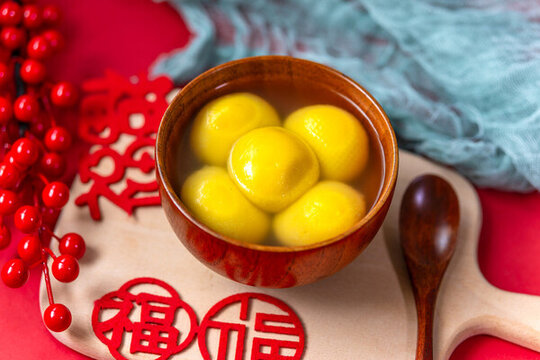 木碗裝著的大黃米湯圓