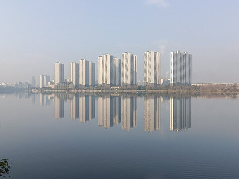 水邊高層建筑