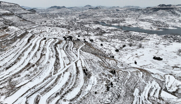 航拍山東棗莊山亭區(qū)梯田雪景