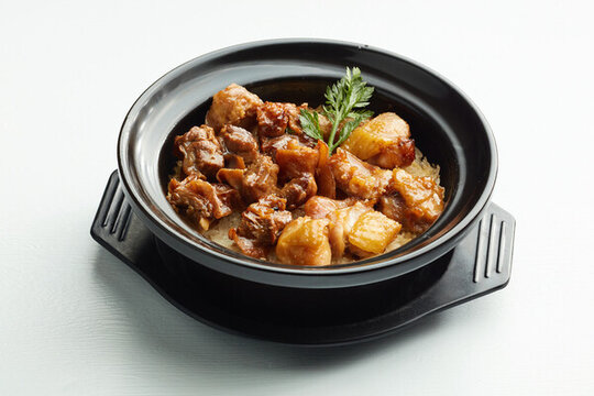 牛腩雞肉煲仔飯