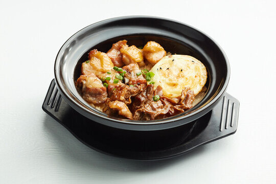 牛腩雞肉煎蛋煲仔飯