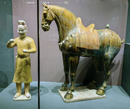 唐三彩牽馬俑