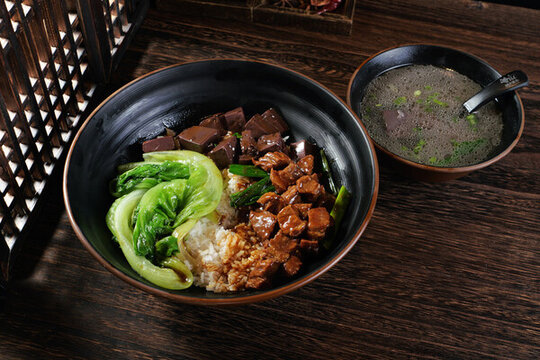 鹵肉蓋飯