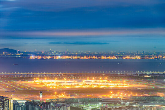 深圳寶安機(jī)場(chǎng)衛(wèi)星廳夜景