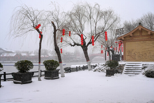 開封清明上河園大雪建筑燈籠雪景