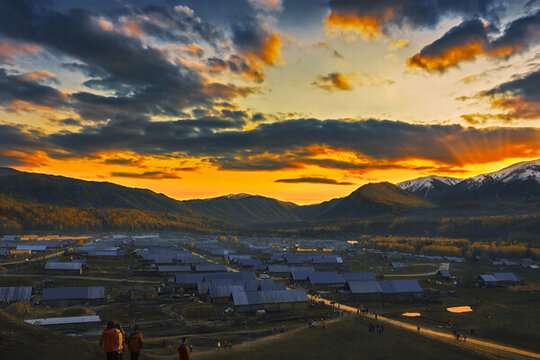 日落余晖中的北疆禾木村