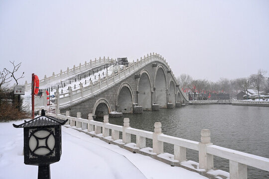 開封清明上河園大雪建筑燈籠雪景