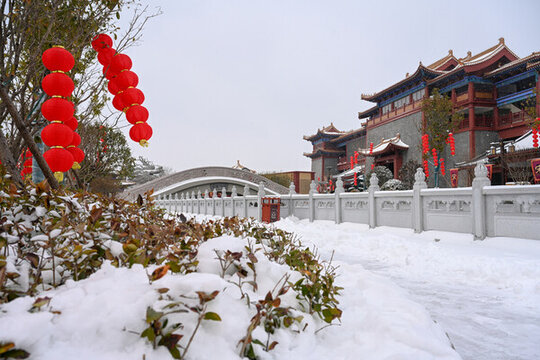 開封清明上河園大雪建筑燈籠雪景