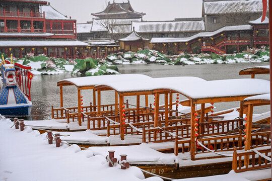 開(kāi)封清明上河園大雪建筑燈籠雪景