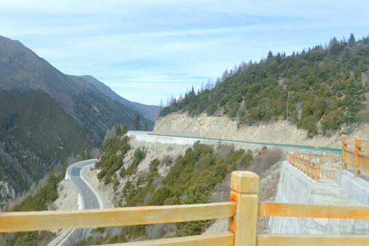 川西夾金山五道拐盤(pán)山公路