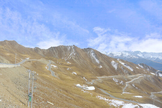 阿壩夾金山雪山五道拐盤山公路