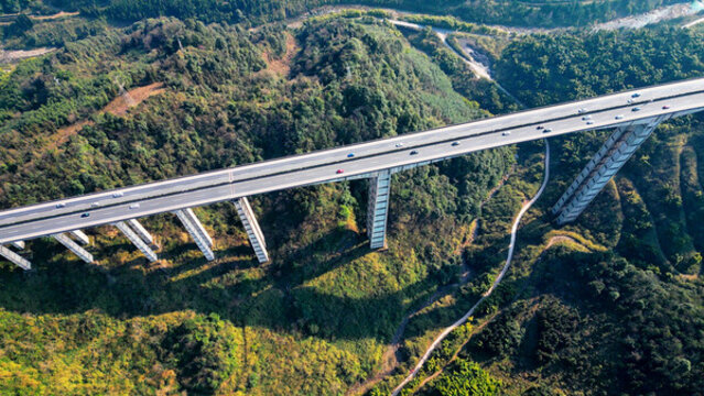 亞洲第一高架橋墩臘八斤特大橋
