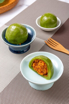 蛋黃肉松青團(tuán)