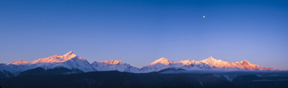 梅里雪山日照金山