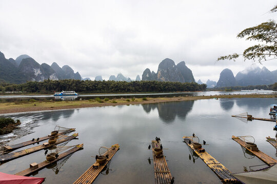 中國(guó)廣西桂林陽(yáng)朔漓江煙雨霧奇觀