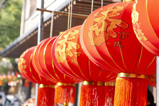 春節(jié)期間街道懸掛的燈籠