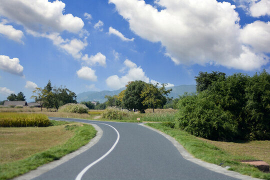 藍(lán)天白云道路