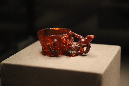 北京首都博物馆渔翁把桃形琥珀杯