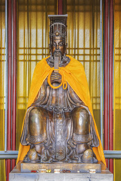 山海關(guān)古城鐘鼓樓秦始皇雕像
