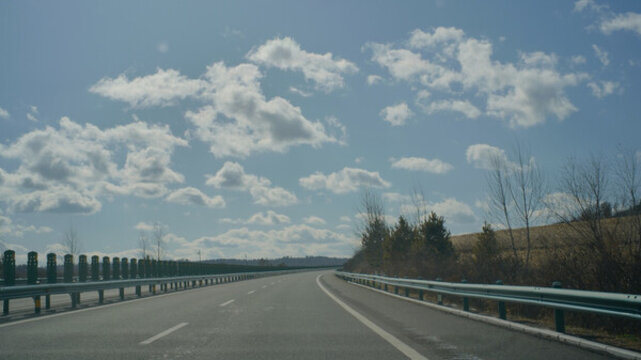 晴朗天氣的公路