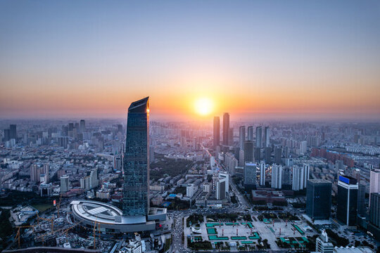 夕陽下中國遼寧沈陽市府廣場