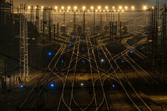 縱橫交錯的鐵路軌道火車車站夜景