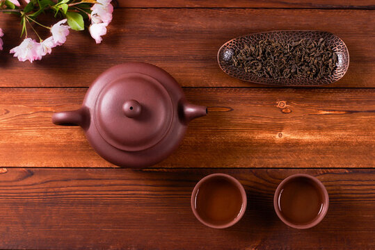 桌面上的茶葉和茶具