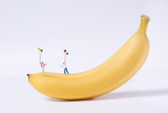 微缩创意在香蕉的玩耍的孩子
