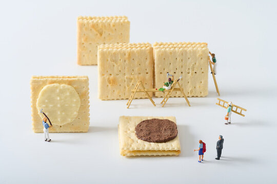 创意微距模型人物饼干静物图片