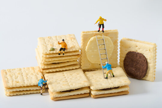 创意微距模型人物饼干静物图片
