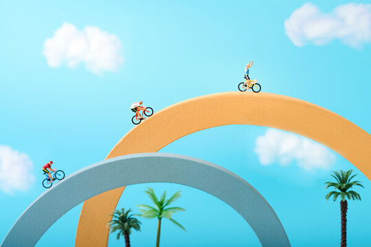 微缩创意骑自行车的人在天空中