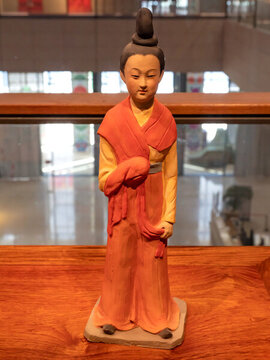 古代福裙婦女泥塑