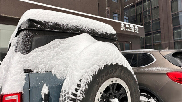 車上的雪
